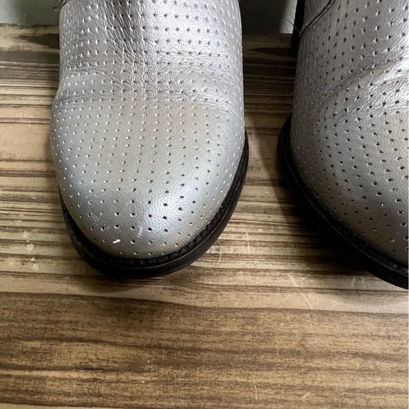 Seychelles silver boot metallic around the world Perforated Double Zipper 9.5 - Picture 3 of 9